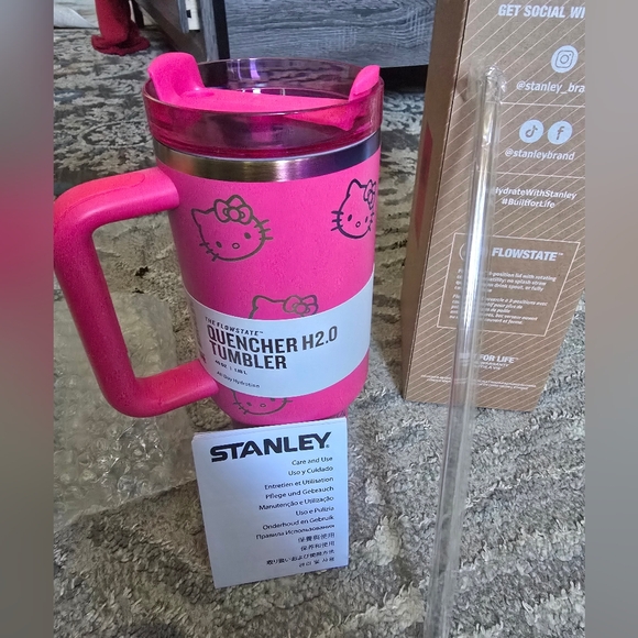 EXCLUSIVE MUST-HAVE Stanley x Hello Kitty 40 oz Quencher H2.0 Tumbler - Picture 12 of 12